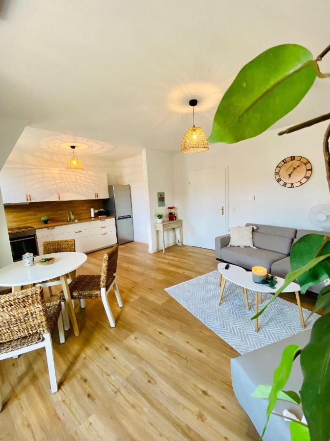 Cinema - Balcony - Wi-fi & Streams Apartment *